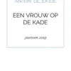 Een vrouw op de kade