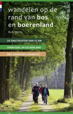 Wandelen op de rand van bos en boerenland