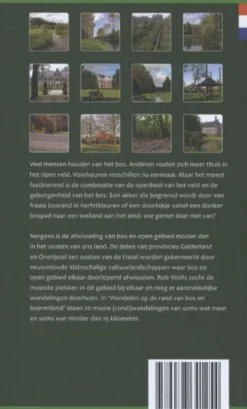 Wandelen op de rand van bos en boerenland